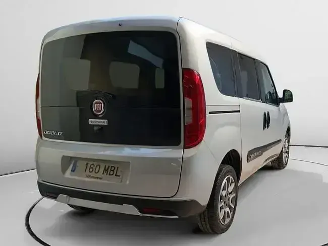 Usado Fiat Doblò Trekking 120 CV (88 kW) 2022 Gris Monovolumen