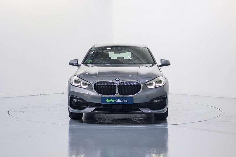 Usado BMW 118 Sport Line 136 CV (100 kW) 2023 Plateado Utilitario