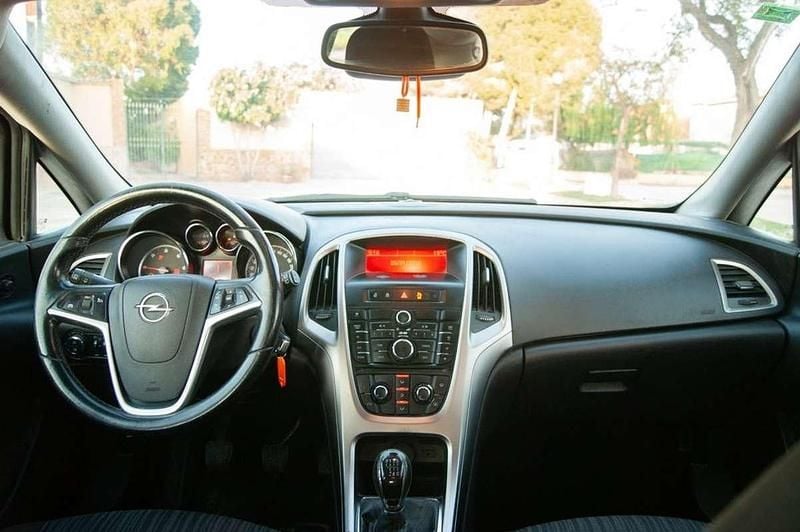 Usado Opel Astra Enjoy 110 CV (80 kW) 2010 Negro Utilitario