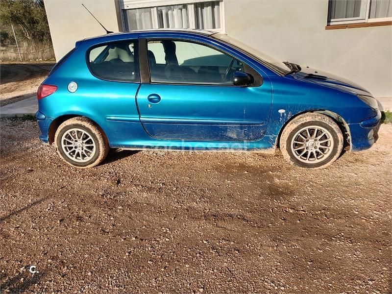 Usado Peugeot 206 70 CV (51 kW) 2006 Azul Berlina
