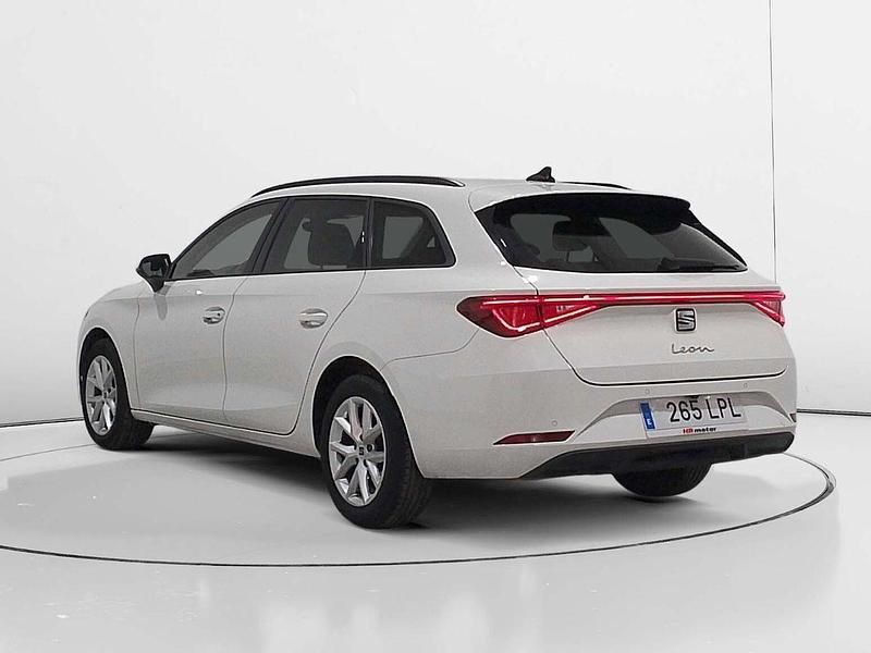 Usado Seat Leon Style 150 CV (110 kW) 2021 Blanco Familiar