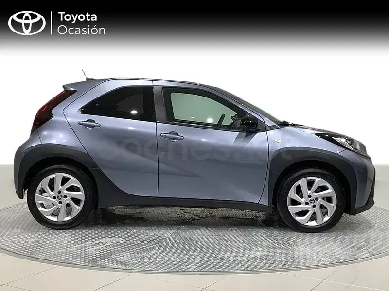 Usado Toyota Aygo X Play 72 CV (52 kW) 2024 Gris / plata SUV