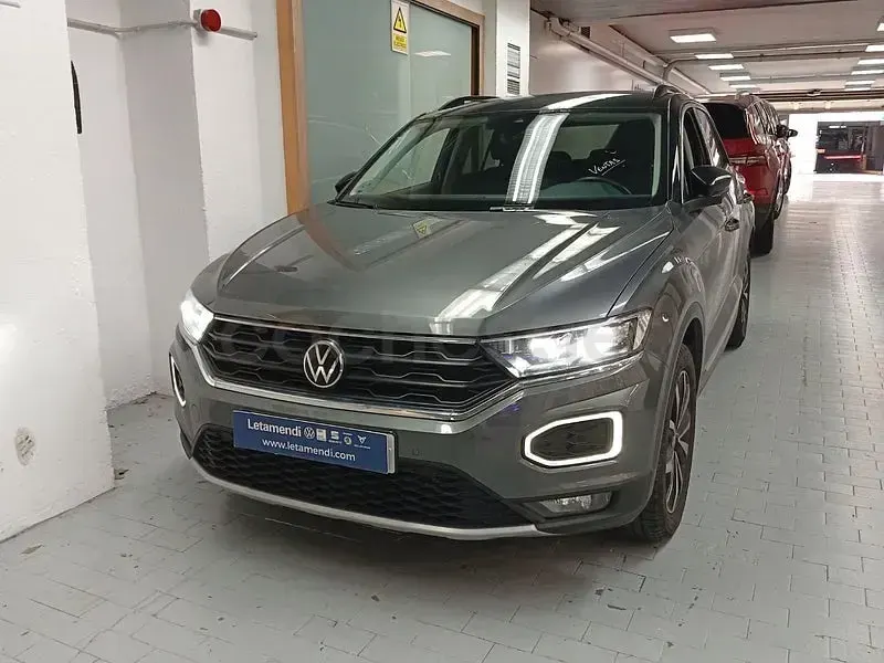 Usado VW T-Roc Advance 110 CV (80 kW) 2021 Gris / plata SUV