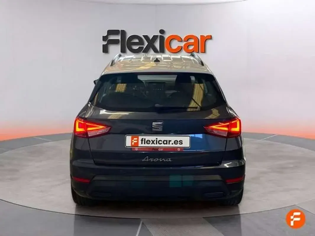 Usado Seat Arona Xperience 110 CV (80 kW) 2022 Gris SUV