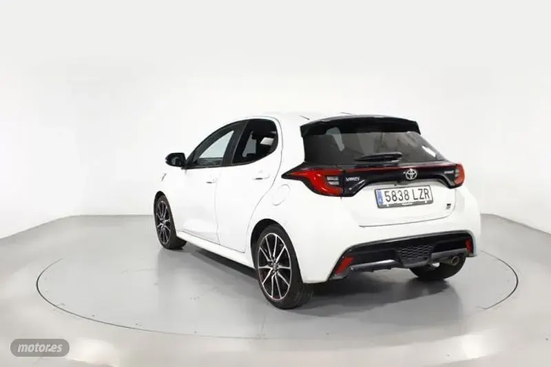 Usado Toyota Yaris Sport 116 CV (85 kW) 2022 Gris Utilitario