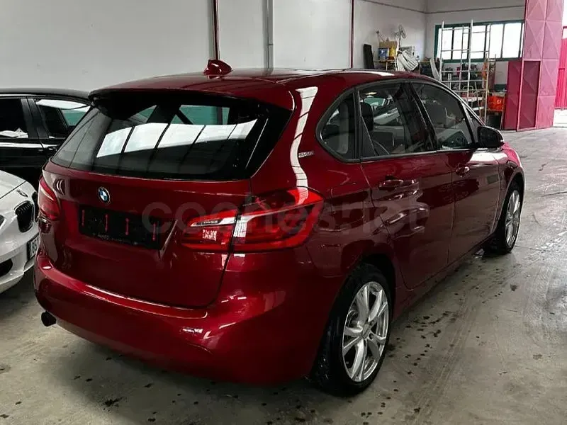 Usado BMW 225 Active Tourer iPerformance 224 CV (164 kW) 2017 Granate Monovolumen