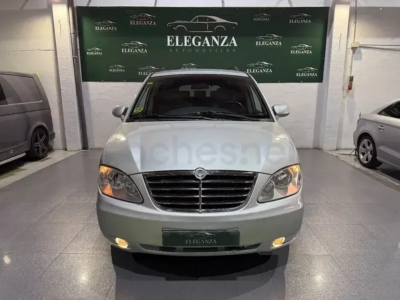 Usado SsangYong Rodius Limited 165 CV (121 kW) 2012 Gris / plata Monovolumen