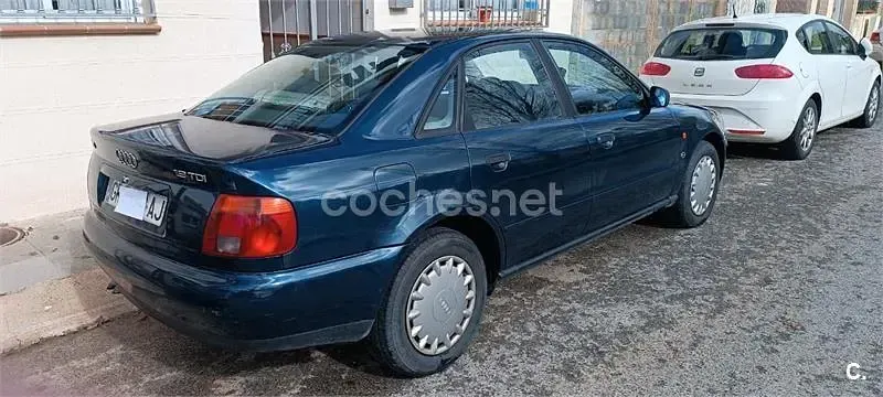 Usado Audi A4 90 CV (66 kW) 1995 Verde Berlina