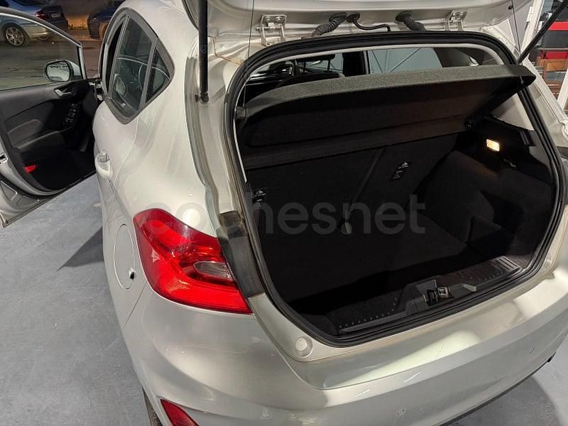 Usado Ford Fiesta Active 85 CV (62 kW) 2018 Gris / plata Utilitario