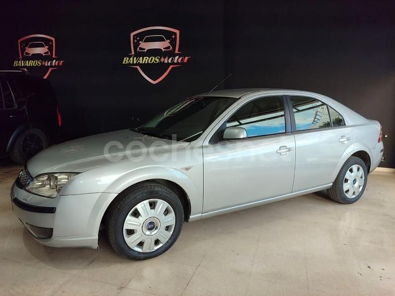 Usado Ford Mondeo Ambiente 115 CV (84 kW) 2005 Gris / plata Berlina