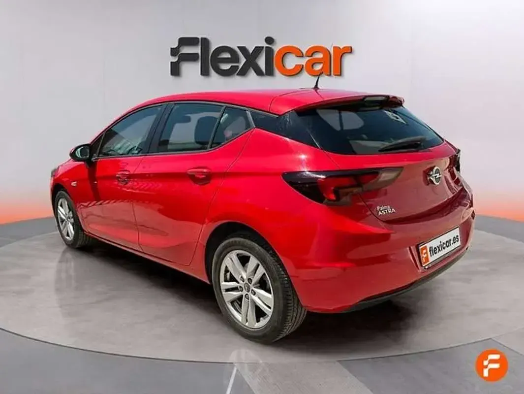 Usado Opel Astra Selective 110 CV (80 kW) 2018 Rojo Familiar