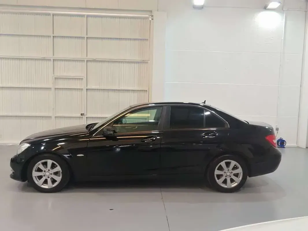 Usado Mercedes C200 136 CV (100 kW) 2011 Negro Berlina