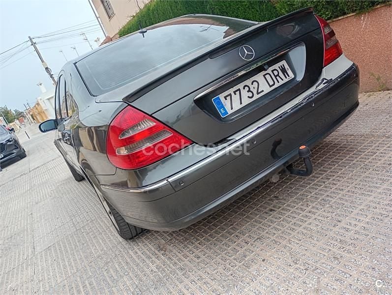Usado Mercedes E270 Avantgarde 170 CV (125 kW) 2003 Gris / plata Berlina