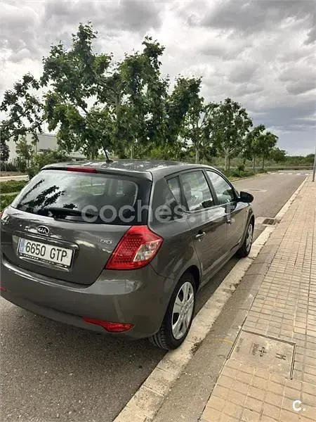 Używany Kia Ceed 90 KM (66 kW) 2010 Szary Hatchback
