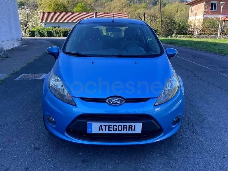 Usado Ford Fiesta Trend 70 CV (51 kW) 2010 Azul Utilitario