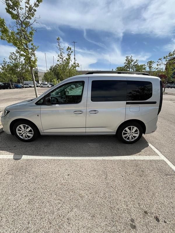 Usado VW Caddy Maxi 122 CV (89 kW) 2023 Gris Monovolumen