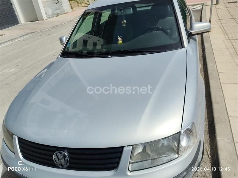 Usado VW Passat Highline 110 CV (80 kW) 2000 Gris / plata Familiar