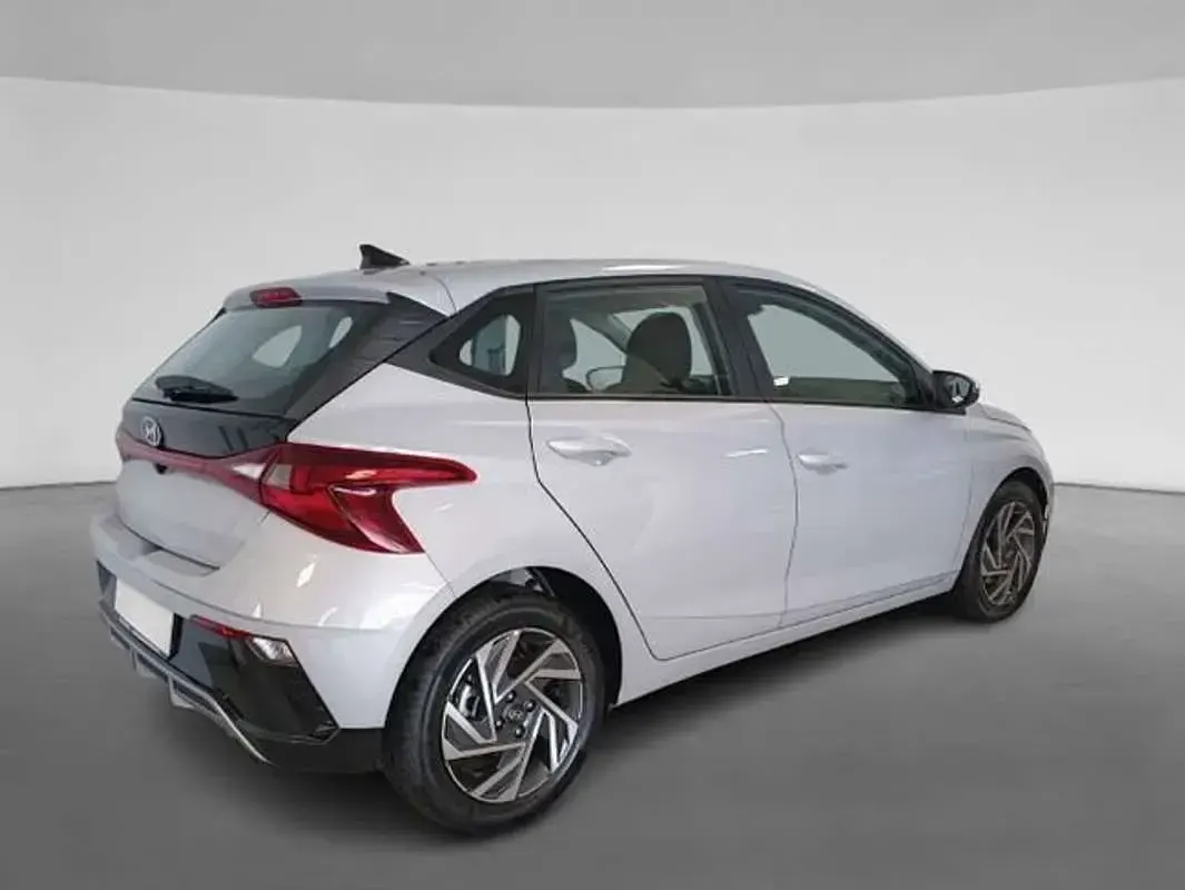 Usado Hyundai i20 101 CV (74 kW) 2025 Gris Utilitario