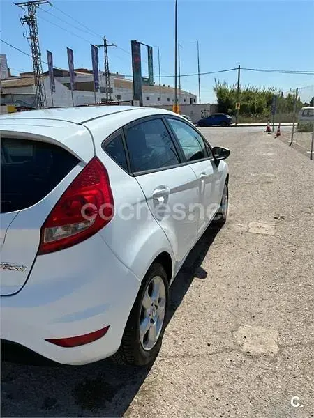 Usado Ford Fiesta Trend 90 CV (66 kW) 2009 Blanco Berlina
