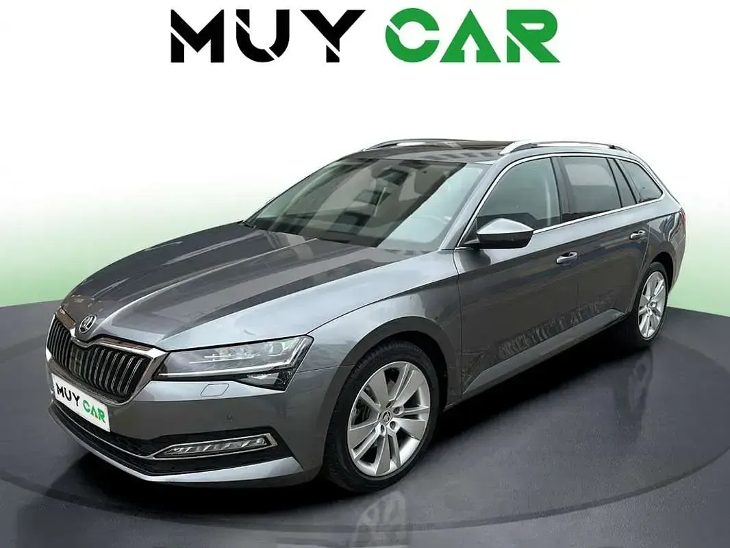 Usado Skoda Superb Style 150 CV (110 kW) 2022 Gris Familiar
