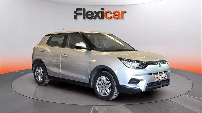 Usado Ssangyong (KGM) Tivoli 129 CV (94 kW) 2016 Gris SUV