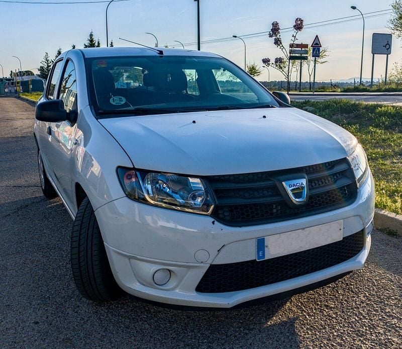 Usado Dacia Sandero Ambiance 75 CV (55 kW) 2015 Blanco Berlina