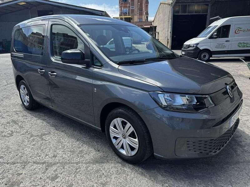 Usado VW Caddy 102 CV (75 kW) 2024 Gris Monovolumen
