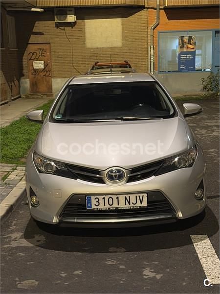 Usado Toyota Auris Hybrid Advance 136 CV (100 kW) 2015 Gris / plata Berlina