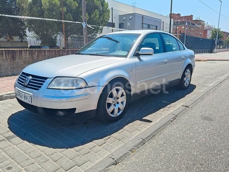Gris / plata Usado 2002 VW Passat Highline Berlina | 2950 € (Un poco caro) - Imagen 1/4