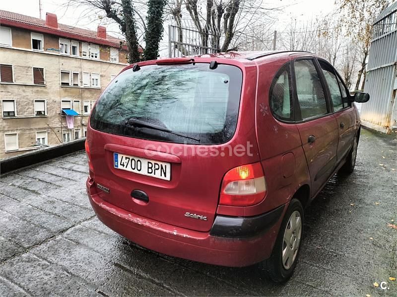 Usado Renault Scénic Authentique 110 CV (80 kW) 2002 Granate Monovolumen