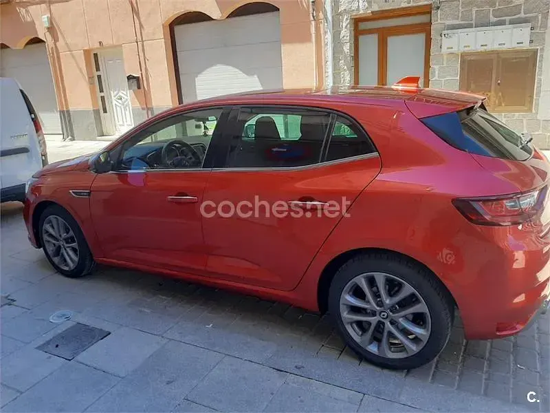 Käytetty Renault Mégane GT Line GT-Line 140 HP (102 kW) 2017 Punainen Sedan