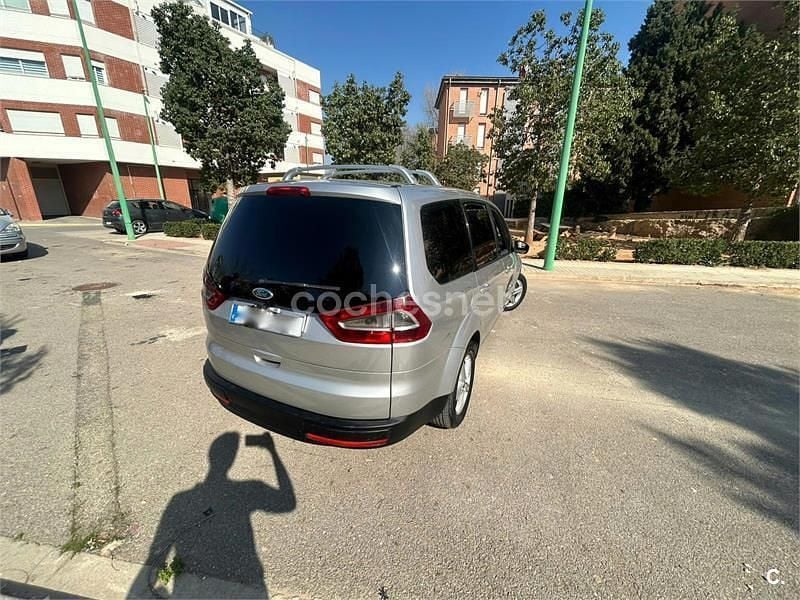 Usado Ford Galaxy Ghia 140 CV (102 kW) 2007 Gris / plata Monovolumen