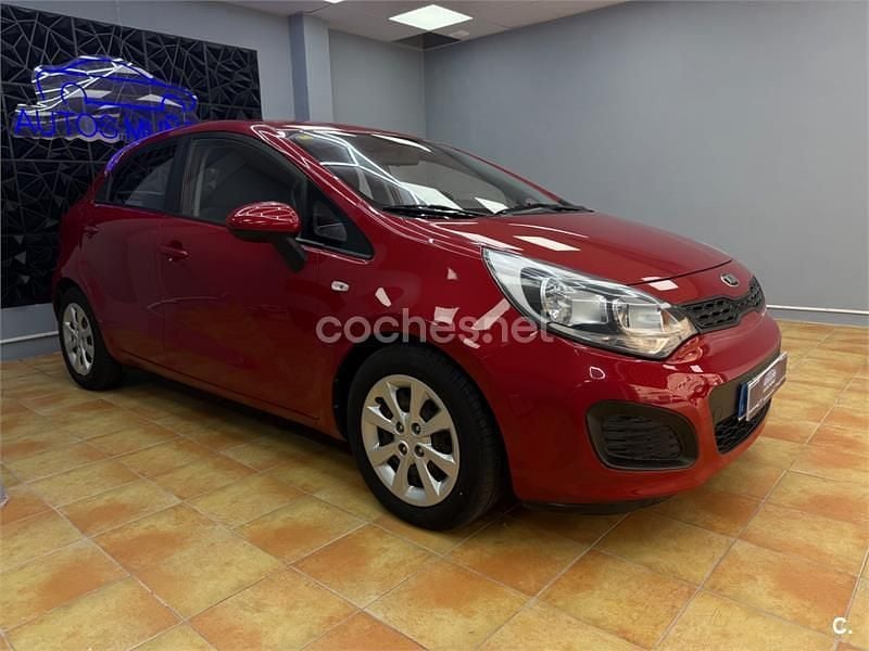Usado Kia Rio 85 CV (62 kW) 2014 Granate Berlina