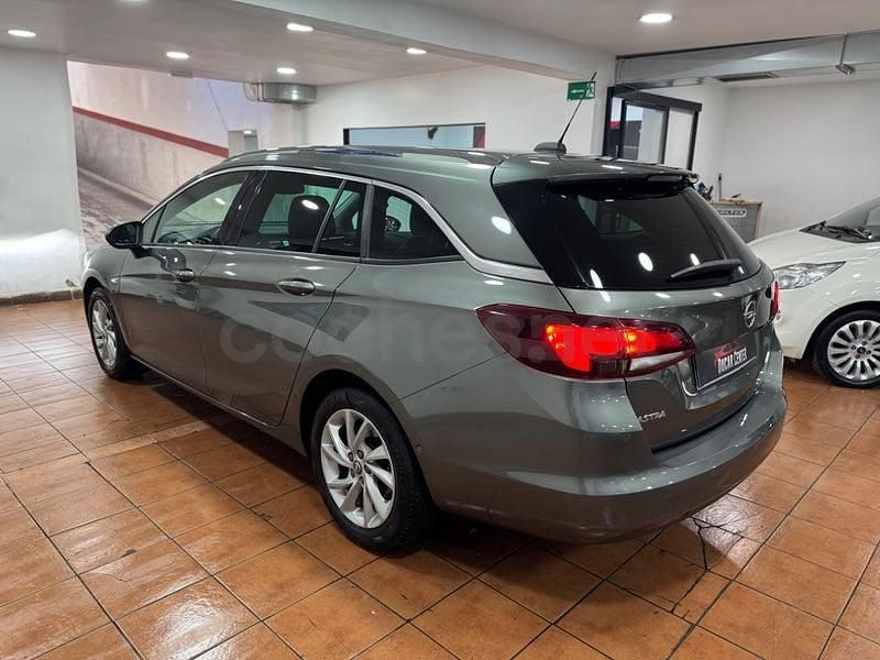 Usado Opel Astra Elegance 122 CV (89 kW) 2020 Gris / plata Familiar