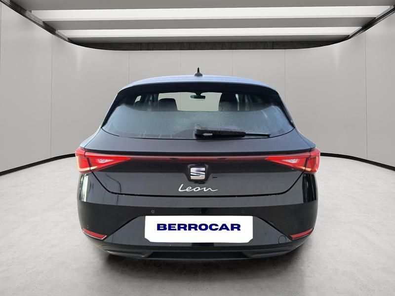 Usado Seat Leon Style 116 CV (85 kW) 2025 Negro Utilitario