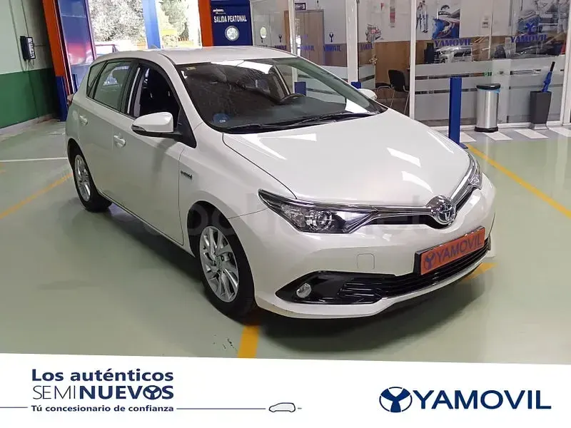 Usado Toyota Auris Hybrid Active 136 CV (100 kW) 2016 Blanco Berlina