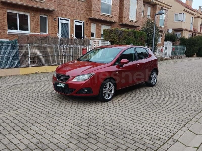 Usado Seat Ibiza Reference 90 CV (66 kW) 2011 Granate Berlina