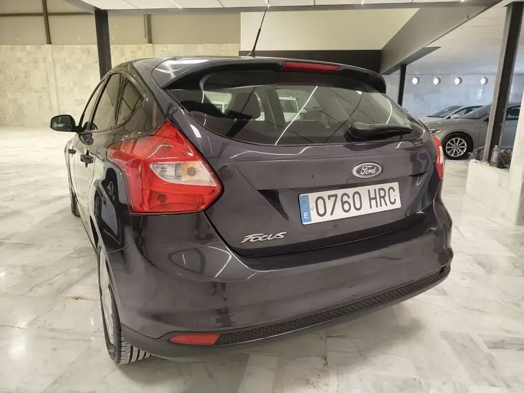 Usado Ford Focus Trend 125 CV (91 kW) 2014 Gris Utilitario