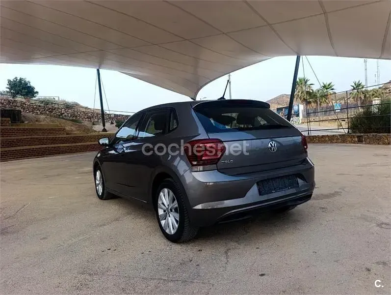 Usado VW Polo Advance 95 CV (69 kW) 2020 Gris / plata Utilitario