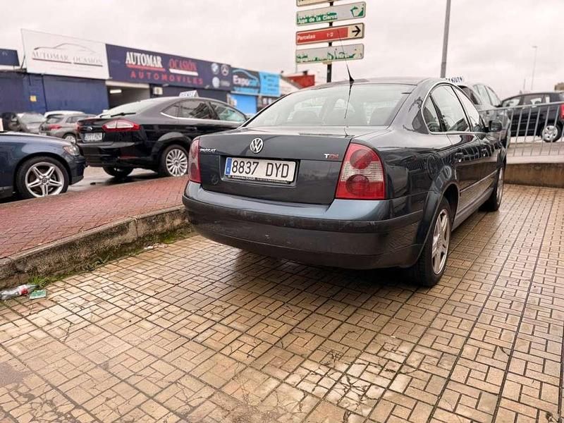 Usado VW Passat Trendline 99 CV (72 kW) 2002 Azul Berlina