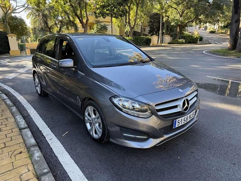 Usado Mercedes B180 109 CV (80 kW) 2015 Gris Utilitario