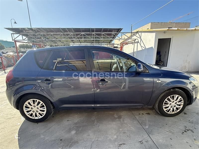 Usado Kia Ceed 90 CV (66 kW) 2008 Azul Utilitario