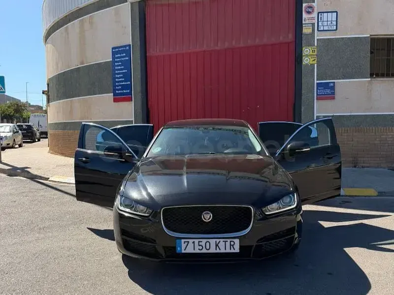 Usado Jaguar XE Prestige 180 CV (132 kW) 2019 Negro Berlina