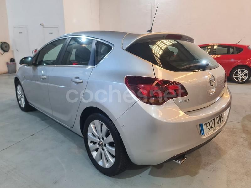 Usado Opel Astra Cosmo 180 CV (132 kW) 2010 Gris / plata Berlina