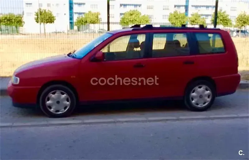 Usado Seat Cordoba 100 CV (73 kW) 1998 Rojo Familiar
