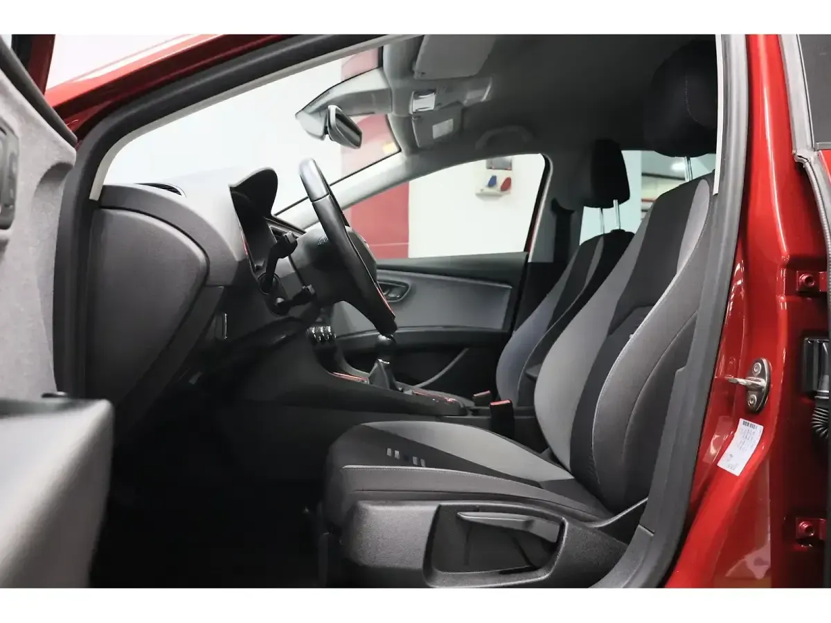 Käytetty Seat Leon Style 116 HP (85 kW) 2020 Punainen Sedan