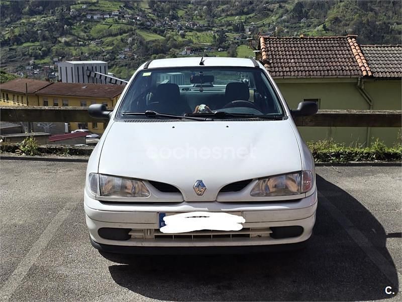 Usado Renault Mégane 75 CV (55 kW) 1999 Blanco Berlina