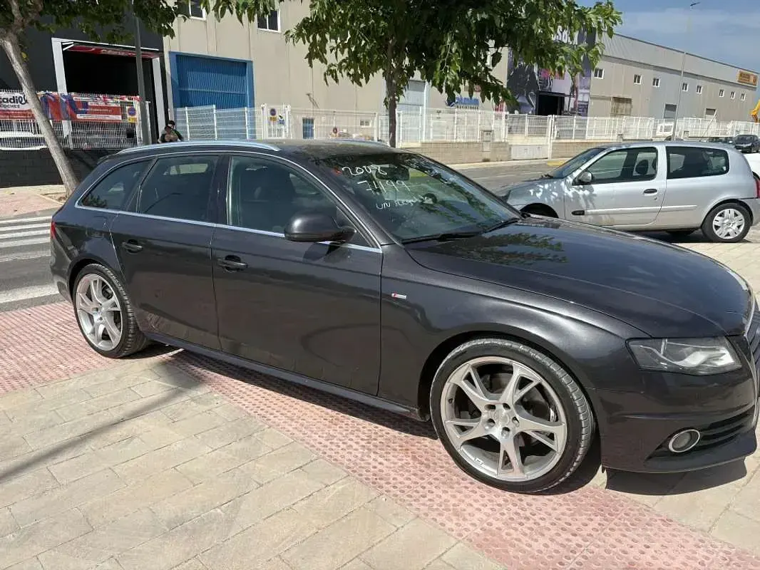 Usado Audi A4 241 CV (177 kW) 2008 Gris Familiar