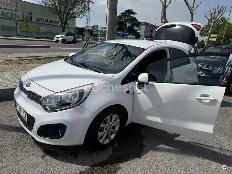 Usado Kia Rio 85 CV (62 kW) 2014 Blanco Berlina