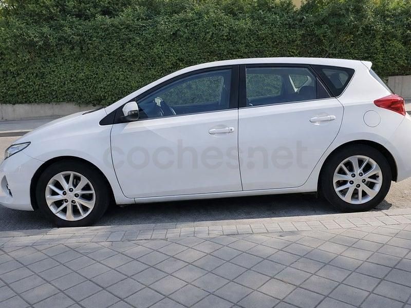 Usado Toyota Auris Business Edition 132 CV (97 kW) 2015 Blanco Berlina